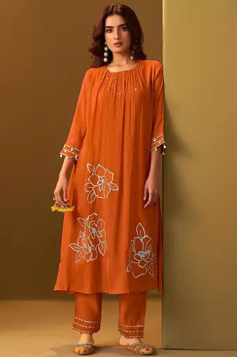 Women Floral Embroidered Regular Thread Work Kurta with Trousers
