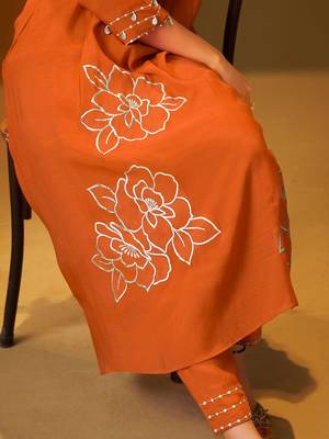 Women Floral Embroidered Regular Thread Work Kurta with Trousers 6