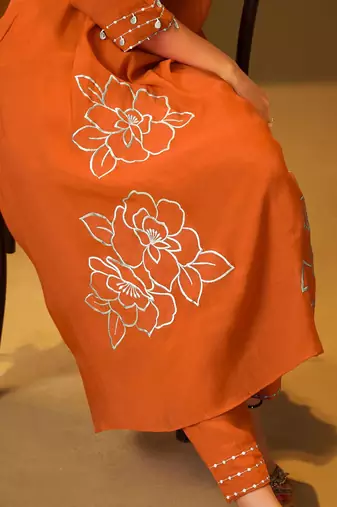 Women Floral Embroidered Regular Thread Work Kurta with Trousers
