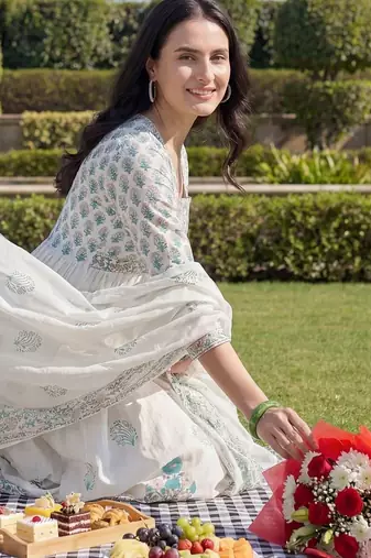 Women Floral Printed Empire Pure Cotton Kurta with Trousers & With Dupatta
