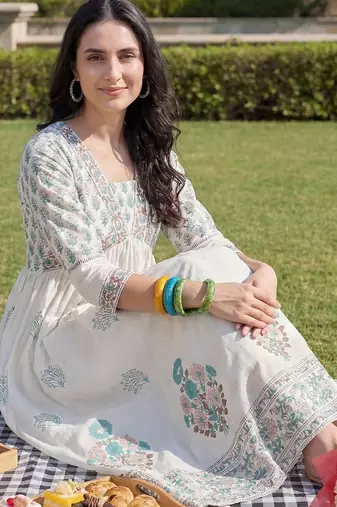 Women Floral Printed Empire Pure Cotton Kurta with Trousers & With Dupatta