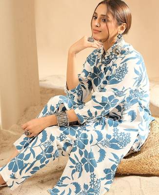 Women Floral Printed Regular Kurta with Trousers 1
