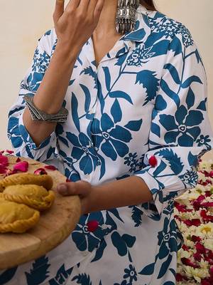Women Floral Printed Regular Kurta with Trousers 3