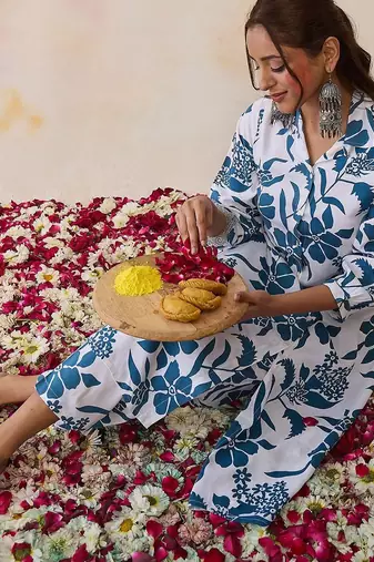 Women Floral Printed Regular Kurta with Trousers