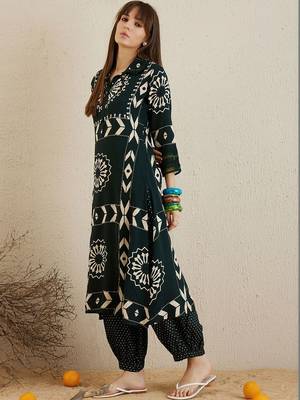 Women Printed Regular Kurta with Harem Pants 4