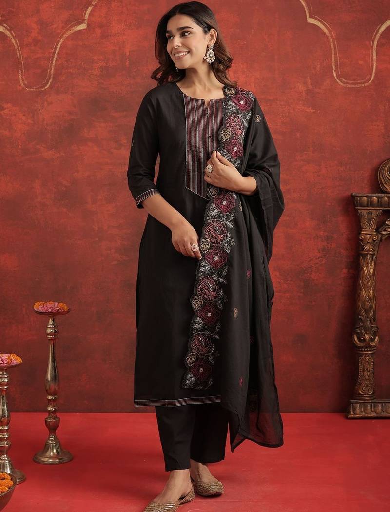Embroidered Round Neck Thread Work Pure Cotton Kurta With Trousers & Dupatta