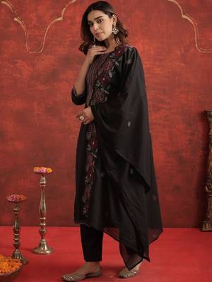 Embroidered Round Neck Thread Work Pure Cotton Kurta With Trousers & Dupatta 3