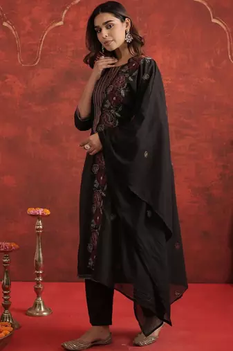 Embroidered Round Neck Thread Work Pure Cotton Kurta With Trousers & Dupatta