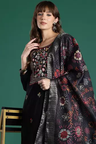 Floral Embroidered Regular Thread Work Kurta with Trousers & With Dupatta