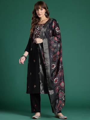 Floral Embroidered Regular Thread Work Kurta with Trousers & With Dupatta 5