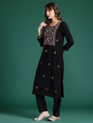 Floral Embroidered Regular Thread Work Kurta with Trousers & With Dupatta 6