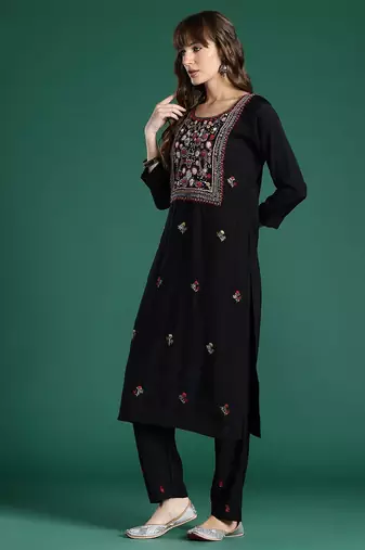 Floral Embroidered Regular Thread Work Kurta with Trousers & With Dupatta