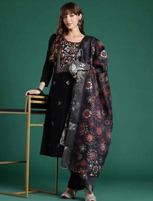 Floral Embroidered Regular Thread Work Kurta with Trousers & With Dupatta 8