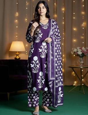 Floral Printed V-Neck Pure Cotton Straight Kurta With Trousers And Dupatta 1