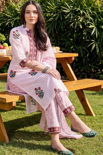 Women Floral Printed Regular  Cotton Kurta with Trousers & With Dupatta