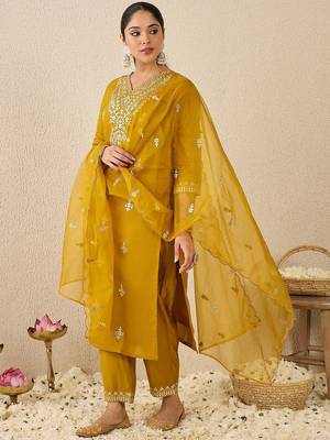 Women Ethnic Motifs Embroidered Kurta With Trousers & Dupatta Kurta Sets 4