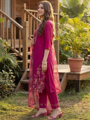 Women Floral Embroidered Regular Thread Work Liva Kurta with Trousers & With Dupatta 3