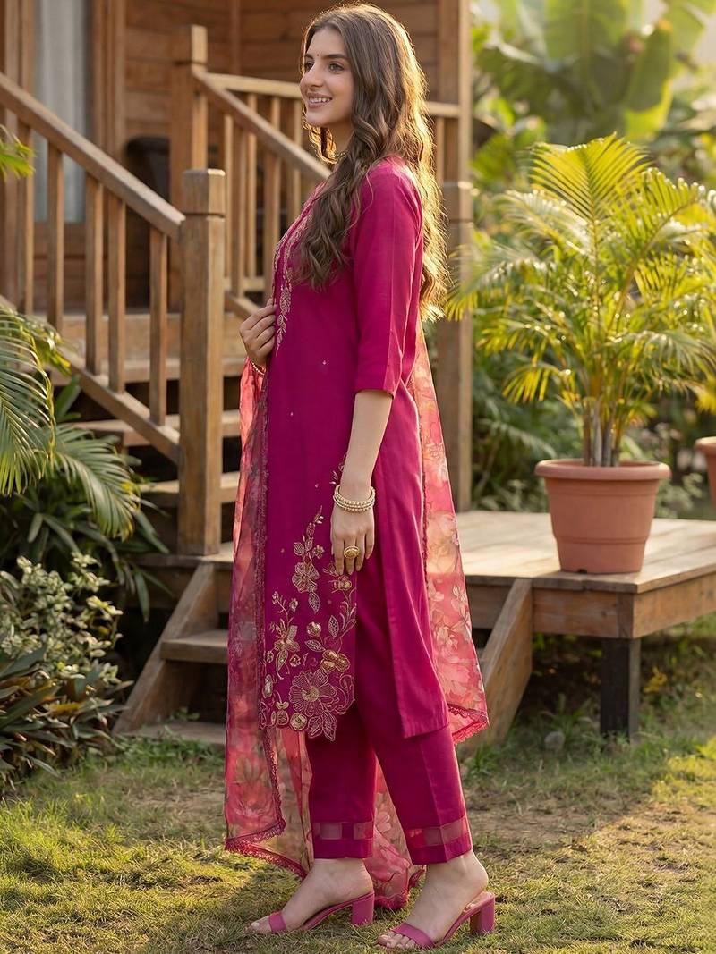 Women Floral Embroidered Regular Thread Work Liva Kurta with Trousers & With Dupatta