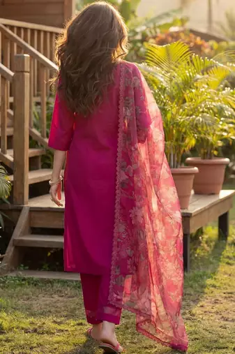 Women Floral Embroidered Regular Thread Work Liva Kurta with Trousers & With Dupatta