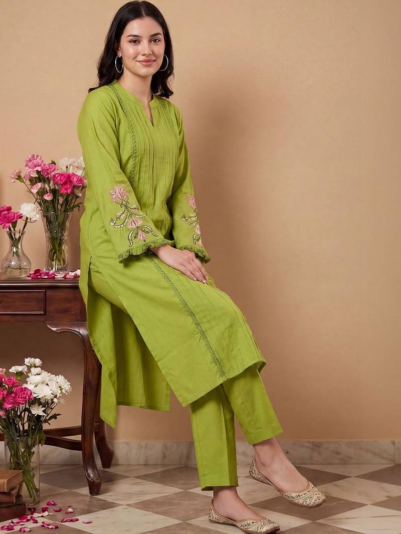 Women Floral Embroidered Regular Thread Work Kurta with Trousers