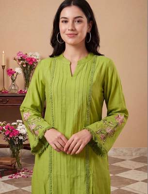 Women Floral Embroidered Regular Thread Work Kurta with Trousers 2