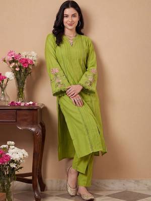 Women Floral Embroidered Regular Thread Work Kurta with Trousers 3