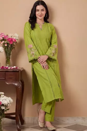 Women Floral Embroidered Regular Thread Work Kurta with Trousers