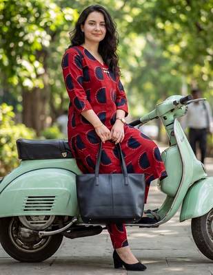 Women Printed Regular Kurta with Trousers 1
