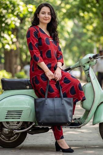 Women Printed Regular Kurta with Trousers