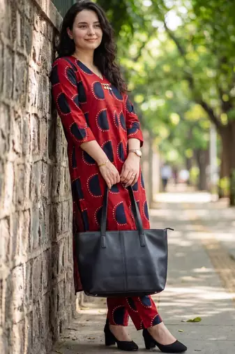 Women Printed Regular Kurta with Trousers