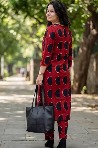 Women Printed Regular Kurta with Trousers