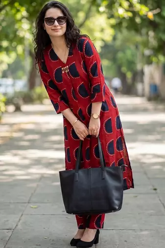 Women Printed Regular Kurta with Trousers