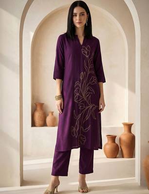 Women Floral Embroidered Regular Thread Work Kurta with Trousers 1