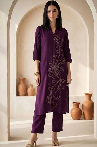 Women Floral Embroidered Regular Thread Work Kurta with Trousers