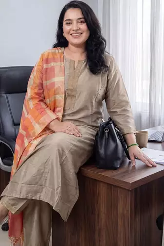 Women Regular Thread Work Kurta with Trousers & With Dupatta