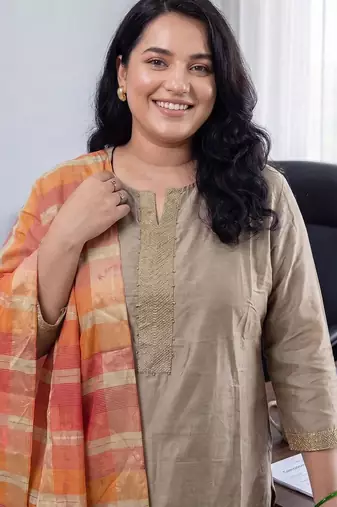 Women Regular Thread Work Kurta with Trousers & With Dupatta