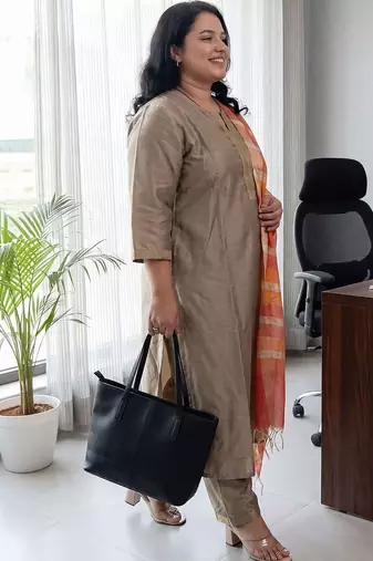 Women Regular Thread Work Kurta with Trousers & With Dupatta