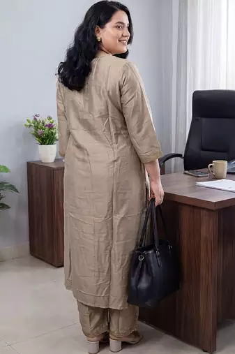 Women Regular Thread Work Kurta with Trousers & With Dupatta