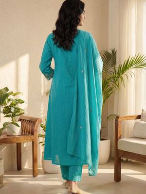 Women Floral Embroidered Pleated Thread Work Pure Cotton Kurta with Trousers & With Dupatta 4
