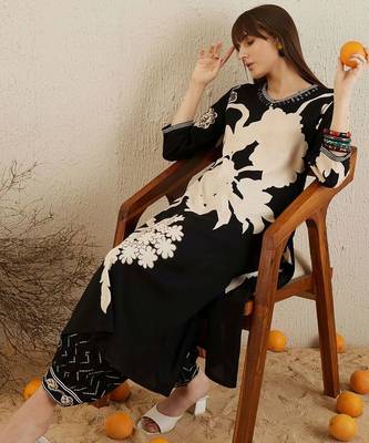 Women Floral Printed Regular Kurta with Trousers 1