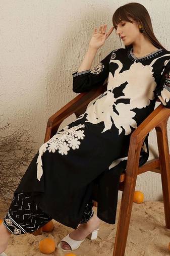 Women Floral Printed Regular Kurta with Trousers