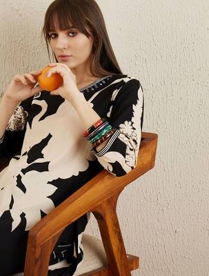 Women Floral Printed Regular Kurta with Trousers 2
