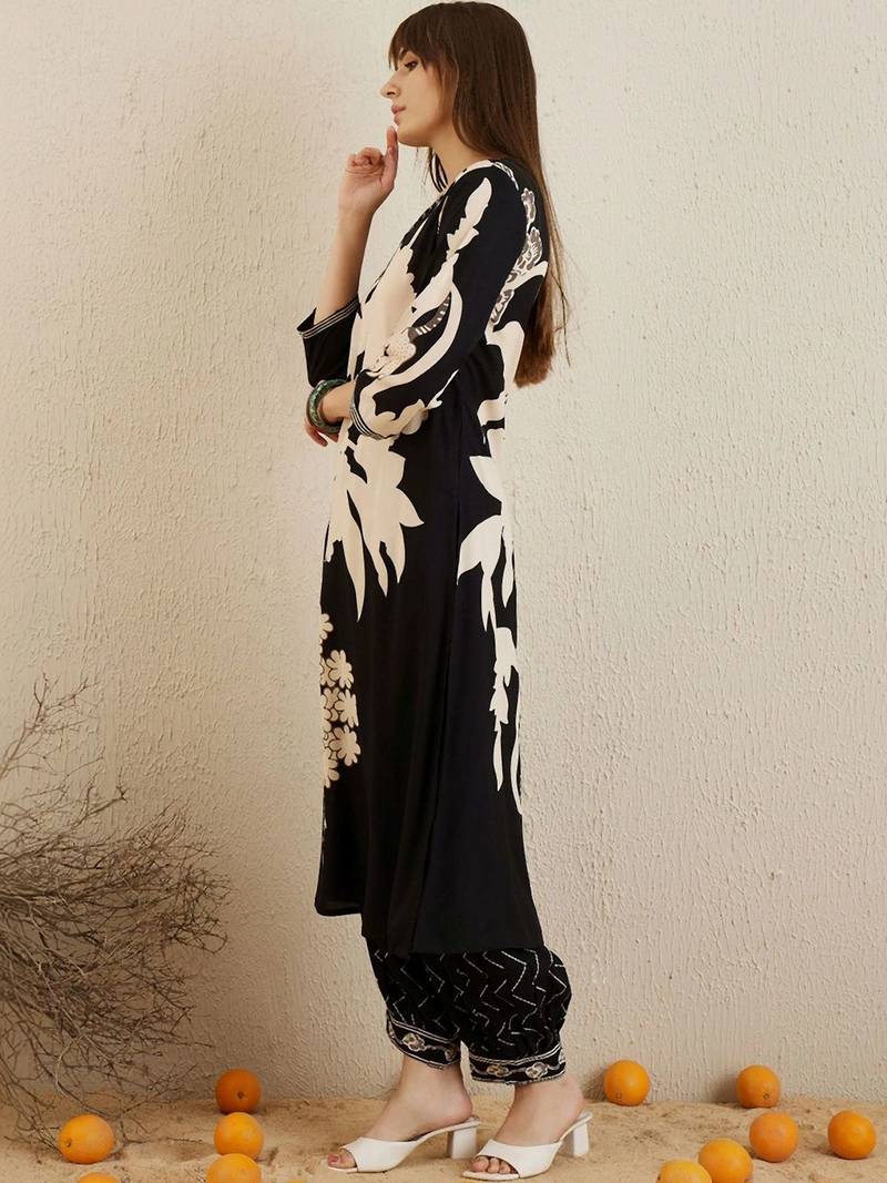 Women Floral Printed Regular Kurta with Trousers