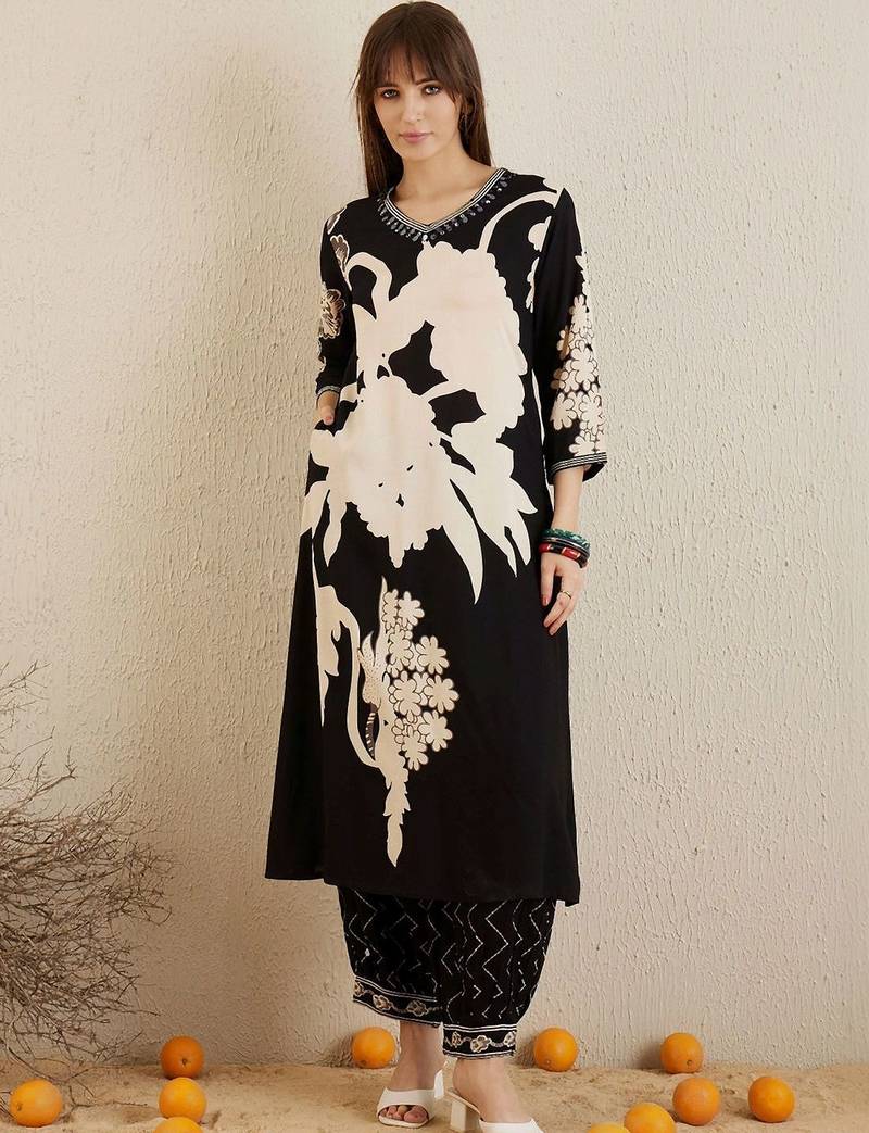 Women Floral Printed Regular Kurta with Trousers