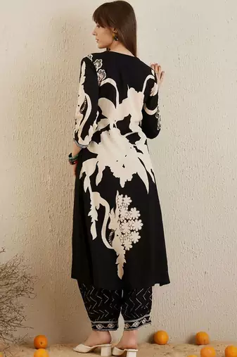 Women Floral Printed Regular Kurta with Trousers