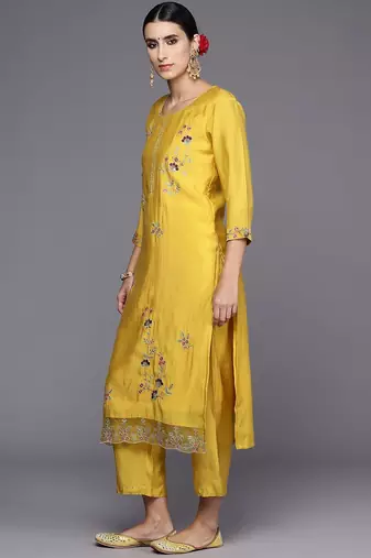 Women Floral Embroidered Regular Thread Work Kurta with Trousers & Dupatta