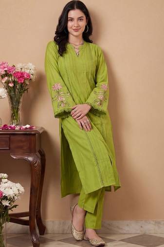 Women Ethnic Motifs Embroidered Regular Thread Work Kurta with Trousers