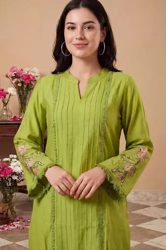 Women Ethnic Motifs Embroidered Regular Thread Work Kurta with Trousers