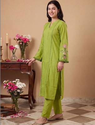 Women Ethnic Motifs Embroidered Regular Thread Work Kurta with Trousers 3
