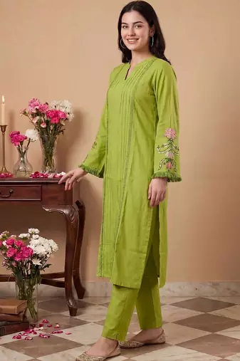 Women Ethnic Motifs Embroidered Regular Thread Work Kurta with Trousers